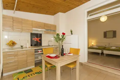 Image de Comfortable modern studio with shaded patio