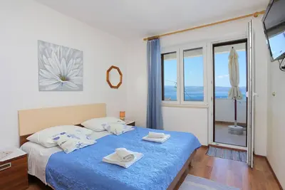 Appartement de deux chambres avec la terrasse et la vue sur le mer Omis (A-18919-a)