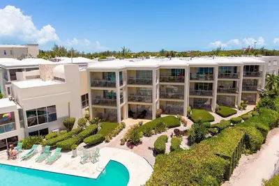 Image de #4104 Stunning oceanfront on Grace Bay beach! \n10% Construction Discount