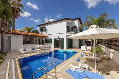 3 bedroom in Kapparis with pool