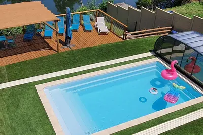 Image de Gîte familial avec piscine privative chauffée, terrasse sur le Loir et proche du Zoo de La Flèche