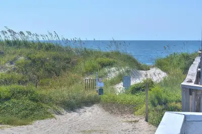 Image de 2br/1ba Condo - Oceanfront, Walk to Pier/Fishing/Dining, Sleeps 6