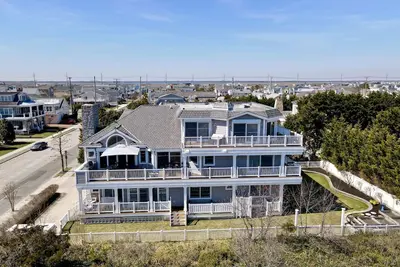 Image de Once in a lifetime vacation opportunity with expansive space for the family to enjoy together all while being directly on the beach.