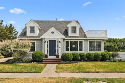 Image de Charming coastal cottage with open floor plan and hardwood floors is perfectly designed for families or couples looking for a Stone Harbor getaway.