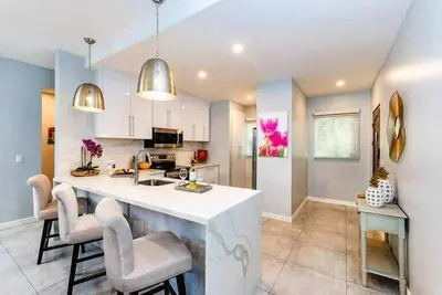 Image de 2br Retreat | Walk to Beach + Pool