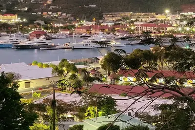 Image de Tropical Treasure -- Solar, Battery Backup Contemporary Convenient Apt- Sleeps 4