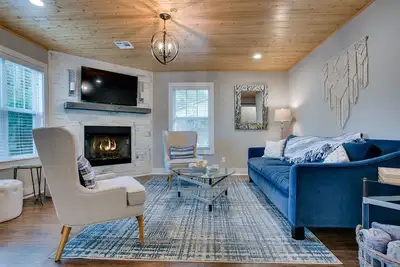 Image de Downtown Bentonville home w/ close access to trails & minutes to Crystal Bridges