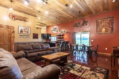 Image de *The Famous Dells Rustic Shed-Brand New Game Room!