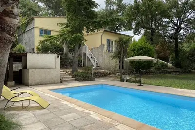 Image de Villa in harmony with pool and garden