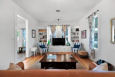 Image de Stunning Home Just 2 Blks from Main St!