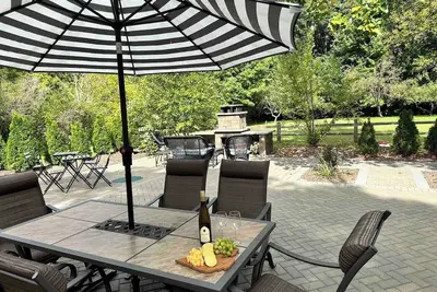 Image de Stunning Amenity Packed Retreat- Walk to Beach! 10 Min South Haven