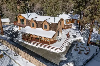 Image de Walk to Bear Resort with Slope Views. Close to Zoo & Golf, Spa, Bbq & Arcade!