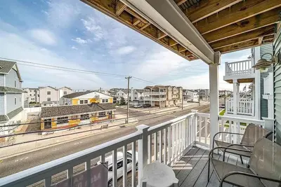 Image de 2nd Floor Getaway - 3 bedroom - 2 Bath- Right Next to the Beach and Downtown