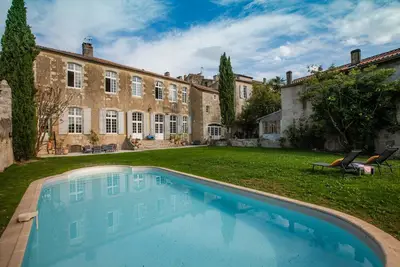 Image de Hôtel Particulier Mellet 4*- 6 ch/5sdb -Piscine-Salons-Cheminées-Vue panoramique