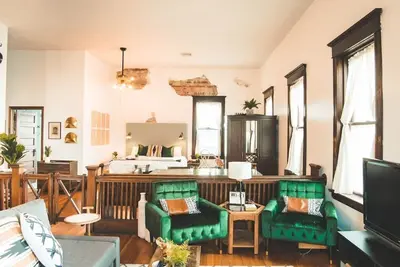 Image de The Courthouse Loft - History with a hot tub!