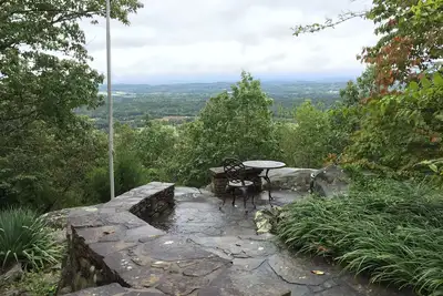 Image de Legendary lookout mountain escape with million dollar view.