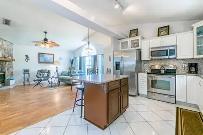 Image de The Garden Beach House! Enjoy best of both worlds!