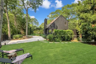 Image de Charming designer home, several seating areas, open-floor plan, located in. . .