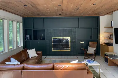 Image de Great Barrington 4br home on 3 wooded acres walking distance to town!