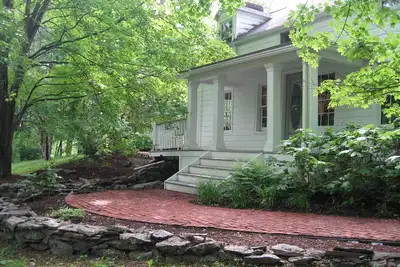Image de Private room on secluded 7 acres, access to entire house including patio, porch