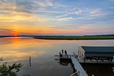 Image de Perfect large river retreat -views, bunkroom, firepit, playset -by Williamsburg!