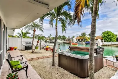 Image de Canal front, Dock, Hot Tub and Cabana Club Access