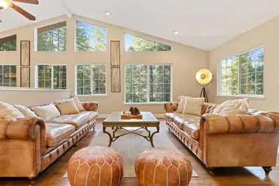 Image de Modern Hillside Retreat~ Hot Tub/ Pets/ Hi speed Wifi