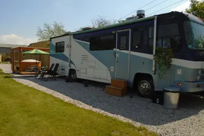 Image de private hot tub with 1990, s American motorhome