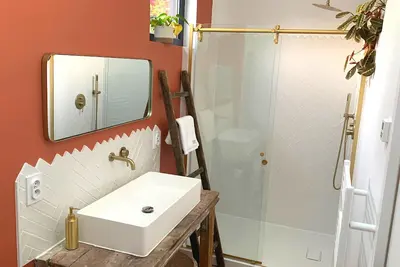 Image de Jacuzzi en amoureux et chambre lumineuse à Croix