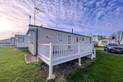 Image de Lovely caravan with decking at Seawick Holiday Park in Essex ref 27471sw