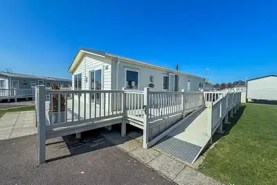 Image de Stunning 4 berth lodge with decking at Manor Park in Hunstanton ref 23173k
