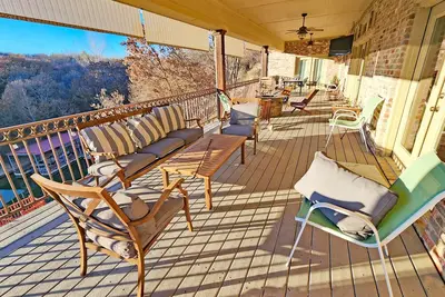 Image de Huge 4 bedroom + loft lakehouse with private dock - 27 min north of Sundance Sq