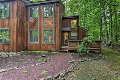 Image de Near Skiing & Lakes: Contemporary Poconos Townhome