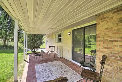 Image de Bluefield Retreat w/ Pool Table: Near Parks!