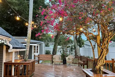 Image de One-of-a-kind Cottage by the Sea- Golf Cart friendly!