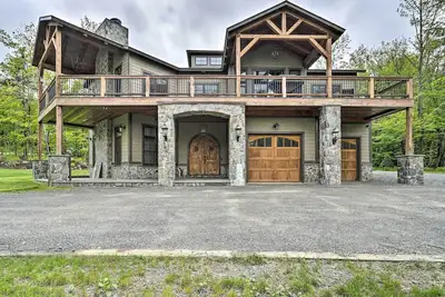 Image de Elegant Mtn Chalet w\/ Deck: 1 Mi to Mt Snow!