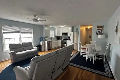 Image de Cozy beachfront property with amenities, completely renovated recently!