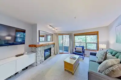 Image de Ski-in/out gem with pool, hot tub, patio & grill