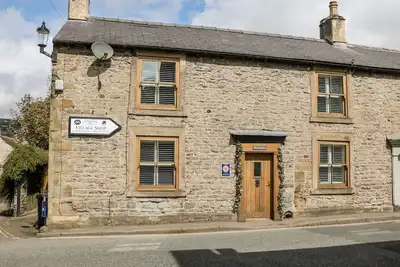 The Gables, pet friendly, with hot tub in Castleton, Peak District