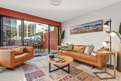 Image de Iconic Warehouse Apartment~CBDEdge~2Bed/2Bath/1Car