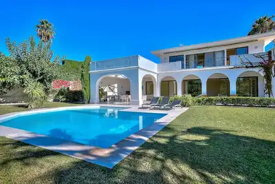 Image de villa contemporaine bord de mer cap d'Antibes