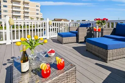 Image de Water Views! ! Pets Welcome, 42' Private Boat Slip on Canal, 2 Kings, Walk 2 Private Beach, Townhome