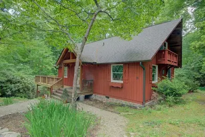 Image de Red Chalet Views near Brevard. Dogs Ok, fire pit, decks, open floor plan, loft, free Biltmore pass