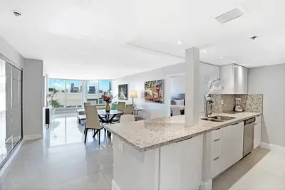 Image de Champagne & Ice! 3 Bedroom Renovated Condo, 2 Private Balconies, Water Views!