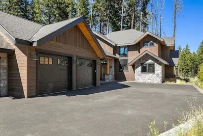 Image de Spacious home w/Game Room, Fire Pit, and Hot Tub!