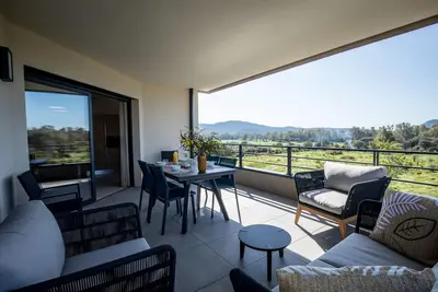 Image de Appartement neuf de 70 m2 avec grande terrasse vue sur nature et montagnes