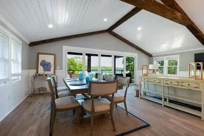 Image de Water Views |Accross the Street from Beach & Pier 29 |Unique & Newly Renovated |Lake Life Villa
