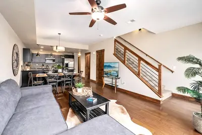 Image de Spectacular Home near Breweries & River District!