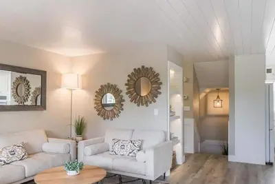Image de Luxury Downtown Condo w/ Channel Views!
