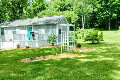 Image de Charming Tiny Cottage in Serene Garden Setting – Perfect Country Getaway!